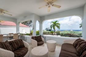 Luxury Seafront 4p large ground floor apartment