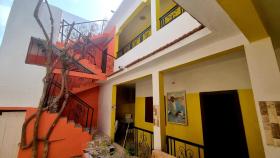 KLEURRIJKE VAKANTIEWONING IN DAKAR, tropische tuin