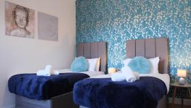 Spacious Contractor House & Luton Town Centre & LLA by Comfy Workers