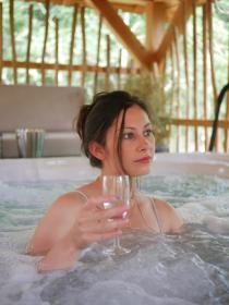 Cabane Château dans les arbres avec spa privatif- Messilhac