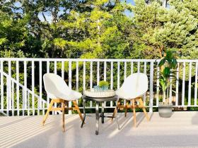 Stylish Cozy one bedroom studio with free parking