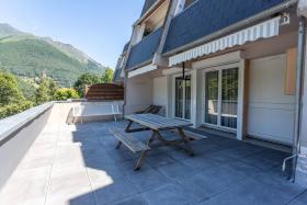 Appartement de 2 chambres avec vue sur la ville terrasse amenagee et wifi a Cauterets a 1 km des pistes B
