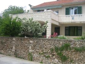 Apartments with a parking space Bol, Brac - 14124