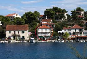 Apartments by the sea Stomorska, Solta - 781
