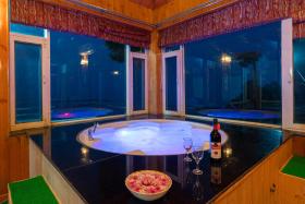 StayVista at Villa Woodside Meadows w Indoor Jacuzzi