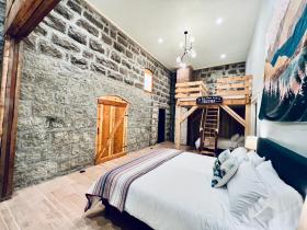 Luxury 2bdrms 2king beds Pet Friendly Historic Building aka Sacajawea