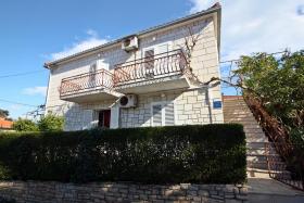 Apartments by the sea Supetar, Brac - 17227