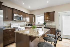 SPACIOUS 3BR 2STOREY SUITE CNTRLY LCTD IN THE CITY