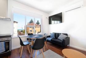 LAR0002 Lovely Beachside Apartment in the Hub of Largs Bay