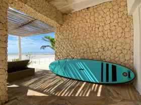 Barefoot Beachfront villa, Chef, Pool, sleeps 12