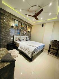 Pearl Luxury 3 bedroom and 1 Bar/Theatre Apartment