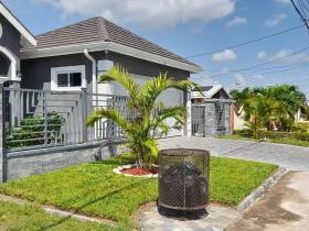 Relaxing 2-Bedroom House with Private Pool and Spa