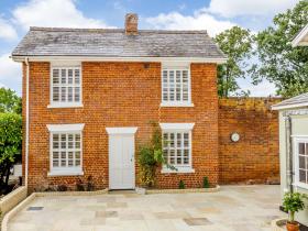 Toppesfield Hall Luxury Cottage with Hot Tub