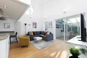 Quirky 3 Bedroom 2 Bathroom Cottage with parking, Edgware