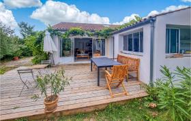 Awesome home in Bourcefranc-le-Chapus with WiFi and 5 Bedrooms