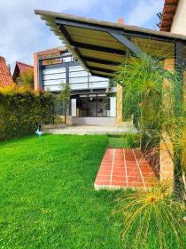 Hermoso apartamento con vista al lago