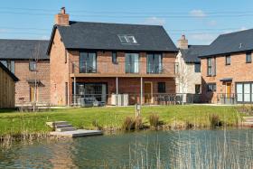 Lakeside family friendly property OI23