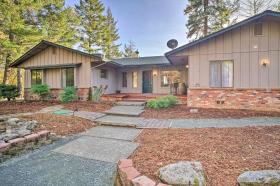 Serene Grants Pass Lodging with Mountain Views!