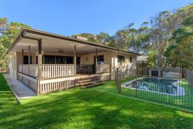 7 Ibis Court - Spacious family home with large outdoor area, swimming pool & ample parking