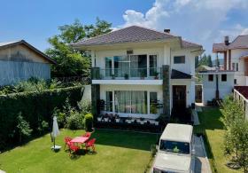 3-Bedroom ‘White Cottage’ with indoor fireplace