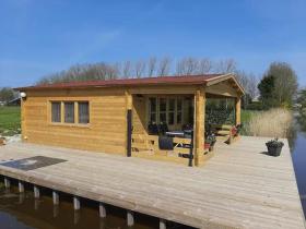 Prive jacuzzi cows dairyfarm relaxing sleeping