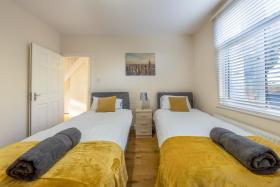 The Hill-Contractor Friendly-Large Group Accommodation-Sleeps 7- Free Parking-Close To Luton Airport & M1