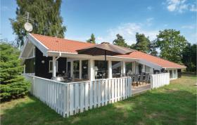 Nice home in Vggerlse with Sauna, WiFi and Private swimming pool