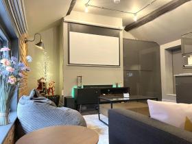 Silver Forge Penthouse - 4K Projector - Snug Room - Luxury Apartment