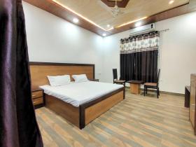 Shaw Estate-Private Rooms Near Expo Mart, Noida-Agarwal Farm