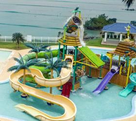 Apartment by the beach with pool near city