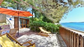 Beachfront Holiday home Maestral