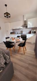 L'Aube Ensoleillée entre Plage et Pinède