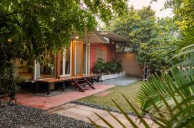 Garden Oasis by Roamhome - 2bhk w garden close to Assi Ghat