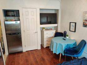 A Home Away - 1 Bedroom Bachelor Suite - Great Downtown Regina!!