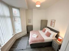 Modern Home In Anfield (Sleeps 10)