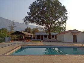 Orraica 500 : Farm Stay Bungalow with Swimming Pool and Meals