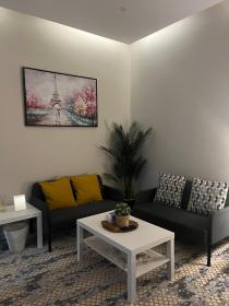 استديو بسرير ماستر وجلسة جانبية.