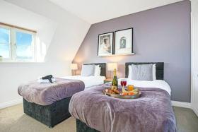 Berrywood House - Close to Northampton Town Centre - Free Parking, Fast Wifi, SmartTV with Netflix by Yoko Property