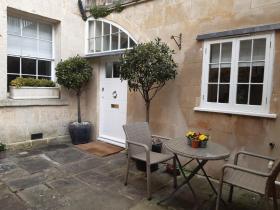 Royal Crescent Courtyard Apartment