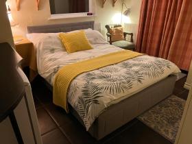 Entire Studio with Large Balcony above Gardens