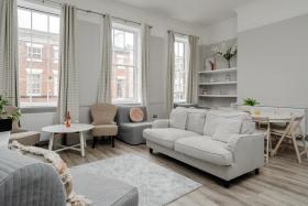 Rodney Street Luxury Townhouse, Sleeps 30, Central and Stylish Apartments