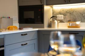 Spacious - Contemporary 2BR Apartment - Central Ambleside - Parking