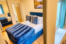 Xclusive Living Close to NEC, Free WiFi, Netflix, Parking, Sleeps 5, 3 Bedroom House, Ideal for Families, Contractors & Corporates Near NEC & Airport On Dove Close