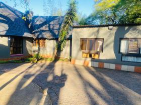 Rosebank Lodge & Backpacker