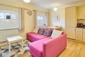 Nunnery Fields - Cosy apartment with on site parking