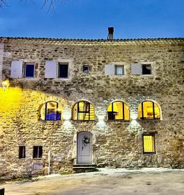 La Maison des Vendangeurs - TABLE D'HÔTES le soir du jeudi au lundi - Jacuzzi - Balnéo SPA - ACCES Piscine UNIQUEMENT pour chambre Graffiti et chambre La Tour ce sont les chambres avec baignoires balnéothérapie intérieures