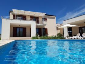 Villa Dora kids friendly with private pool and playground for 10 persons