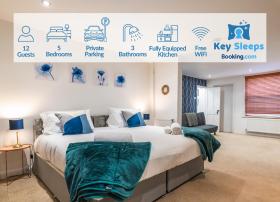 LARGE Town Centre Townhouse for Work and Leisure inc Private Parking by ComfyWorkers