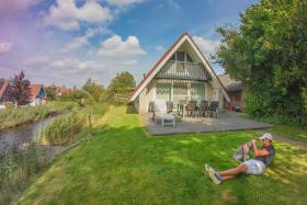 Sonnenhaus 6 pers house with sunny terrace at a typical dutch canal & by Lauwersmeer lake.