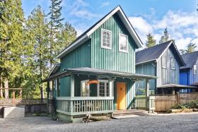 Hearth and Cove, Cabin with Water Access and Hot Tub